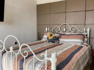 1 dormitorio con cama blanca y cabecero blanco en Tal Jordan Tranquil Escape en Għarb