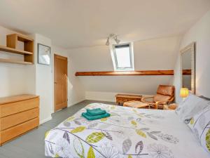 um quarto com uma cama, uma secretária e uma cadeira em 3 Bed in West Mersea 94316 em West Mersea