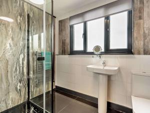 uma casa de banho com um lavatório e um chuveiro em 3 Bed in West Mersea 94316 em West Mersea