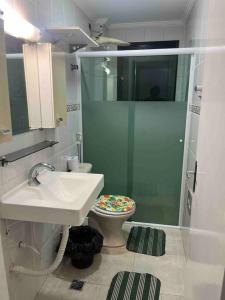 a bathroom with a toilet and a sink and a shower at Apartamento com vista do mar in Praia Grande