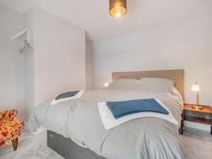 En eller flere senge i et værelse på 2 Bed in Lindale SZ539