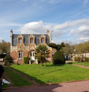 a large house with a bunny statue in front of it at Maison FOCH in Évreux