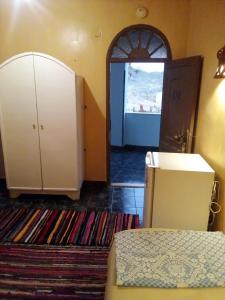 Zimmer mit einem Bett, einem Schrank und einer Tür in der Unterkunft oasis panorama in Mandīshah