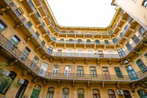 un edificio con balcones en un lateral en Kalvin Apartments, en Budapest