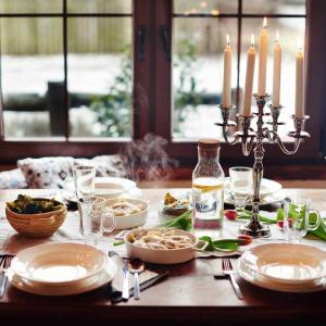 una mesa con platos de comida y velas. en Ciche Wody en Budry