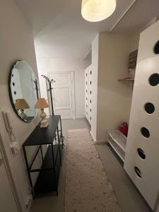 pasillo con espejo y mesa con lámpara en Home Inn LNG20, en Estocolmo