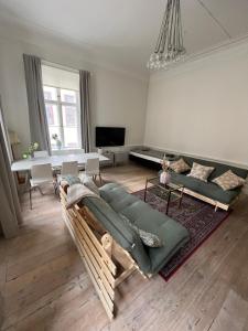 sala de estar con sofá verde y mesa en Home Inn LNG20, en Estocolmo