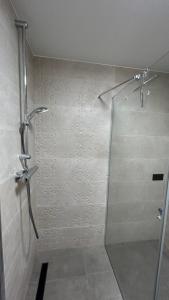y baño con ducha y puerta de cristal. en Parkresidenz am Auensee Tolle Wohnung Neu - All Inclusive, en Leipzig