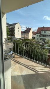 balcón con vistas a una ciudad con edificios en Parkresidenz am Auensee Tolle Wohnung Neu - All Inclusive, en Leipzig