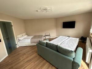 sala de estar con sofá y cama en Parkresidenz am Auensee Tolle Wohnung Neu - All Inclusive, en Leipzig