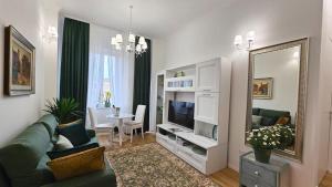 - un salon avec un canapé vert et un miroir dans l'établissement Val's Vatican Wall Apartment, à Rome