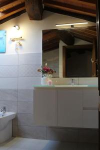 La salle de bains est pourvue d'un lavabo et d'un miroir. dans l'établissement Borgo dei vigneti, à Montecarlo
