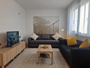 - un salon avec un canapé et une télévision dans l'établissement Apartment Gold, à Zagreb