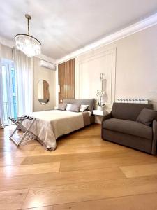 1 dormitorio con 1 cama y 1 sofá en Sea Pearl Luxury Rooms, en La Spezia
