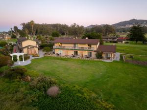 - une vue aérienne sur une maison avec une cour verdoyante dans l'établissement Sea Pines Golf Resort, à Los Osos