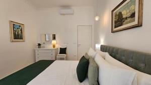 une chambre avec un grand lit et un bureau dans l'établissement Val's Vatican Wall Apartment, à Rome