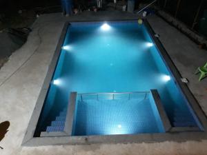 - une vue sur la piscine la nuit dans l'établissement Green Valley Resort, à Thāl