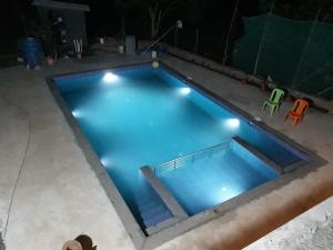 - une piscine vide la nuit dans l'établissement Green Valley Resort, à Thāl