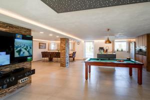 Biliár nebo kulečník v ubytování Bauern-Ferienhaus-im-Allgaeu