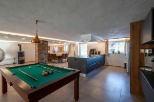 Biliár nebo kulečník v ubytování Bauern-Ferienhaus-im-Allgaeu