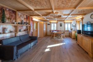 TV a/nebo společenská místnost v ubytování Bauern-Ferienhaus-im-Allgaeu