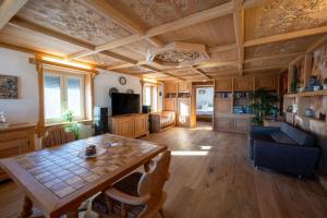 TV a/nebo společenská místnost v ubytování Bauern-Ferienhaus-im-Allgaeu