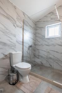 uma casa de banho com um WC e um chuveiro em Olive Grove em Bar