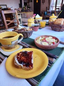 uma mesa com um prato de comida e uma chávena de café em La Paleta del Pintor Hosteria em Maimará