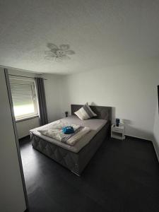 a bedroom with a bed and a ceiling at MR Ferienwohnung - Wohnung Mary in Barsinghausen