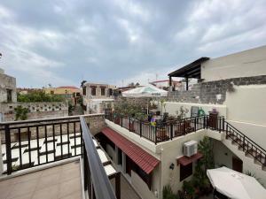 - un balcon avec vue sur un bâtiment dans l'établissement Eleni Rooms, à Rhodes