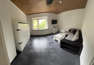a living room with a couch and a table at MR Ferienwohnung - Wohnung Mary in Barsinghausen