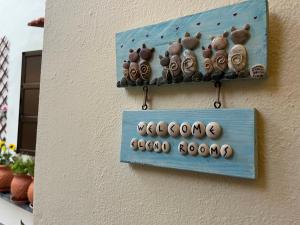 un signe bleu sur un mur avec un groupe d’œufs dans l'établissement Eleni Rooms, à Rhodes