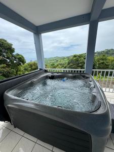 een hot tub op een balkon met uitzicht bij Bel appartement de 250 m² dans un coin de paradis in Marigot