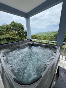 een hot tub op de veranda van een huis bij Bel appartement de 250 m² dans un coin de paradis in Marigot