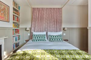 ein Schlafzimmer mit einem Bett mit zwei Kissen und einem Fenster in der Unterkunft Spindrift 30 seconds to the beach in Deal