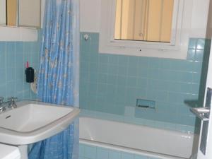Koupelna v ubytování Appartement T3 Centre-Ville: Balcon, Ascenseur, 2 Chambres, Équipé, Capacité 6 Personnes - FR-1-100-217