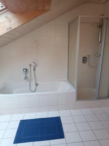 Koupelna v ubytování L8 Ferienwohnung - Stuttgart Renningen + 5 fotografií