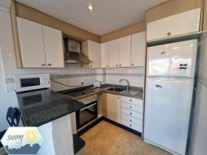 A kitchen or kitchenette at Sunny Churriana Airport III