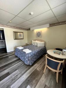 Habitación de hotel con cama y mesa en Beau Rivage Motel, en Old Orchard Beach