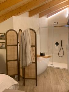 1 dormitorio con baño con bañera y ducha en HOTEL RURAL SANTUI, en Horcajuelo de la Sierra