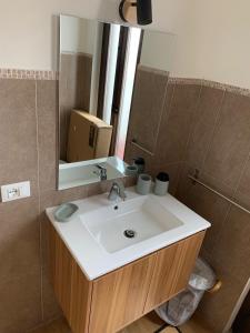 un bagno con lavandino e specchio di CentruMassimo Apartment a Palermo
