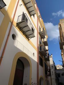un edificio con balconi sui lati di CentruMassimo Apartment a Palermo