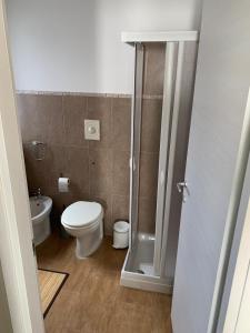 un piccolo bagno con wc e doccia di CentruMassimo Apartment a Palermo Altre 11 foto