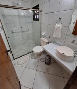y baño con aseo, ducha y lavamanos. en Pousada Cantinho D'Abrantes - Próximo as Melhores Praias de Ilhabela - Veloso e Curral, en Ilhabela