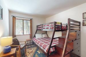 - une chambre avec des lits superposés et un bureau dans l'établissement Shaver Haven Condominium, à Shaver Lake