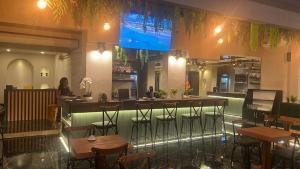 eine Bar in einem Restaurant mit Tischen und Stühlen in der Unterkunft Mrt Rain Suite in Lara