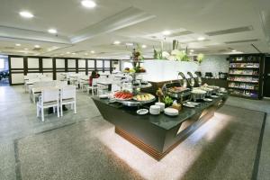 台南台南剑桥大饭店的在餐厅享用自助餐,餐桌上供应食物