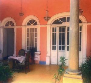 a room with a table and chairs in a building at Maska Mansion Expiatorio Gdl Guest house in Guadalajara