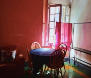 a dining room with a table and chairs and a window at Maska Mansion Expiatorio Gdl Guest house in Guadalajara
