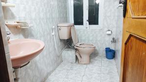 een badkamer met een toilet en een wastafel bij Budget Backpacker's Hostel in Pātan